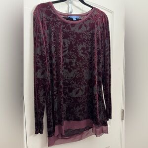 Simply Vera purple velvet top